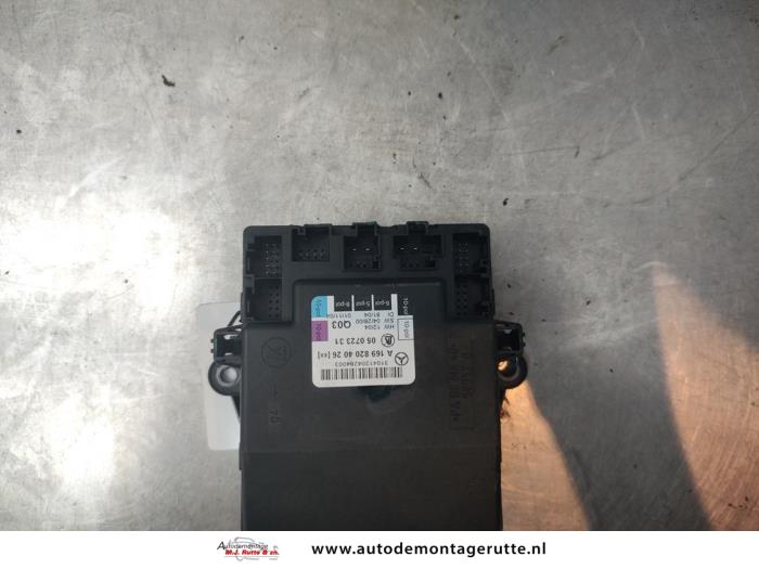 Central door locking module from a Mercedes-Benz A (W169) 2.0 A-200 CDI 16V 3-Drs. 2005