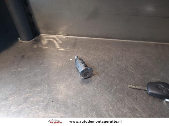 Cilindro de cerradura de puerta izquierda de un Renault Twingo II (CN) 1.2 16V 2012