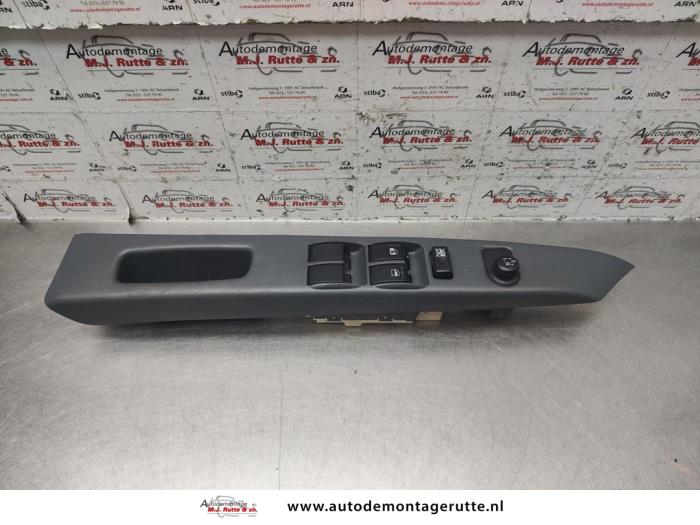 Używane Przelacznik combi okienny Daihatsu Cuore (L251/271/276) 1.0 12V DVVT Cena na żądanie oferowane przez Autodemontage M.J. Rutte B.V.