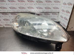 Used Headlight, right Fiat Croma (194) 2.2 MPI 16V Price on request offered by Autodemontage M.J. Rutte B.V.