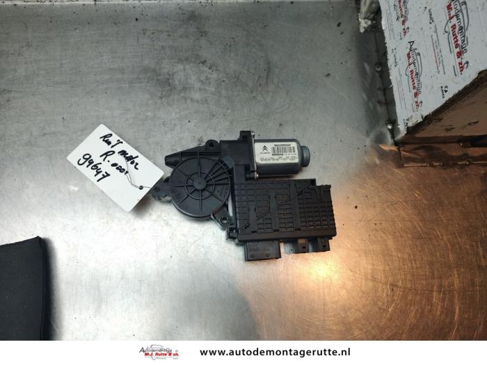 Door window motor from a Citroën C4 Picasso (UD/UE/UF) 2.0 HDiF 16V 135 2007