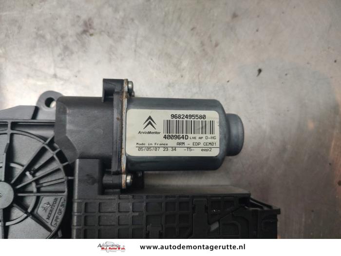 Door window motor from a Citroën C4 Picasso (UD/UE/UF) 2.0 HDiF 16V 135 2007