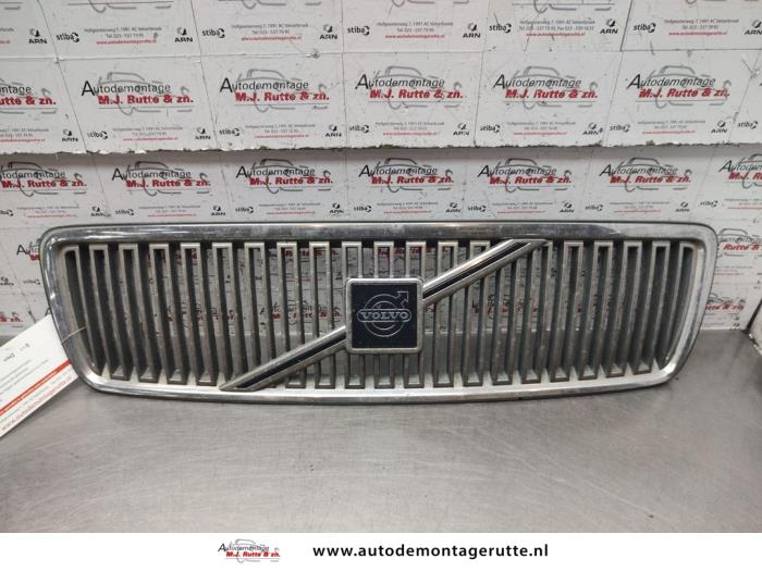 Używane Grill Volvo V70 (GW/LW/LZ) 2.5 10V Cena na żądanie oferowane przez Autodemontage M.J. Rutte B.V.