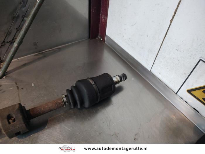 Front drive shaft, left from a Skoda Felicia (6U1) 1.3 1998