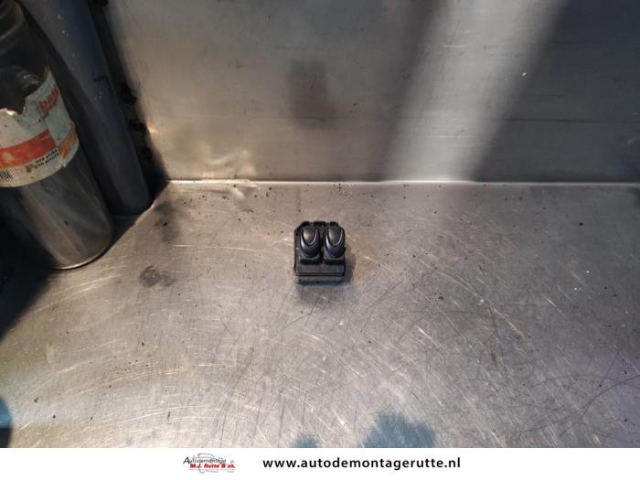 Usados Interruptor combinado de ventanillas Chevrolet Matiz 0.8 Precio de solicitud ofrecido por Autodemontage M.J. Rutte B.V.