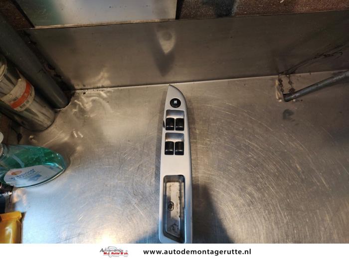 Usados Interruptor combinado de ventanillas Chevrolet Matiz 1.0 Precio de solicitud ofrecido por Autodemontage M.J. Rutte B.V.