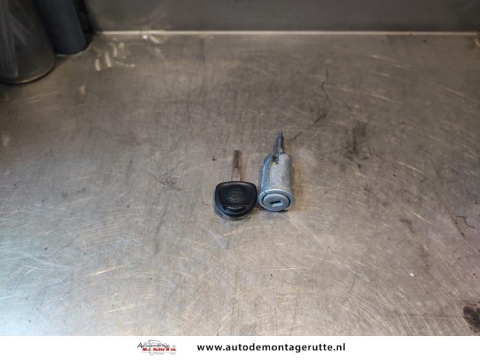 Używane Stacyjka + Kluczyk Opel Omega B (25/26/27) 2.0i GL Cena na żądanie oferowane przez Autodemontage M.J. Rutte B.V.