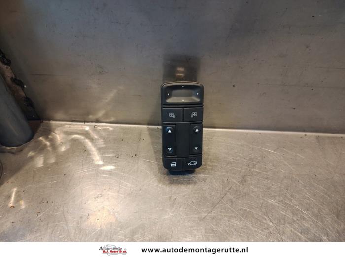 Usados Interruptor combinado de ventanillas Opel Vectra C GTS 2.2 16V Precio € 25,00 Norma de margen ofrecido por Autodemontage M.J. Rutte B.V.