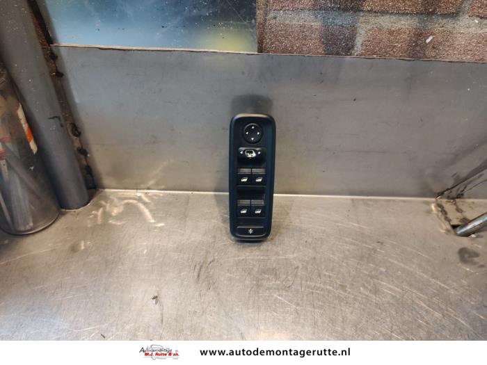 Usados Interruptor combinado de ventanillas Peugeot 807 2.0 16V Precio de solicitud ofrecido por Autodemontage M.J. Rutte B.V.