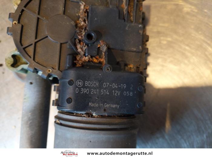 Mecanismo y motor de limpiaparabrisas de un Alfa Romeo 147 (937) 1.6 HP Twin Spark 16V 2007