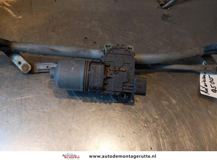 Mecanismo y motor de limpiaparabrisas de un Alfa Romeo 147 (937) 1.6 HP Twin Spark 16V 2007