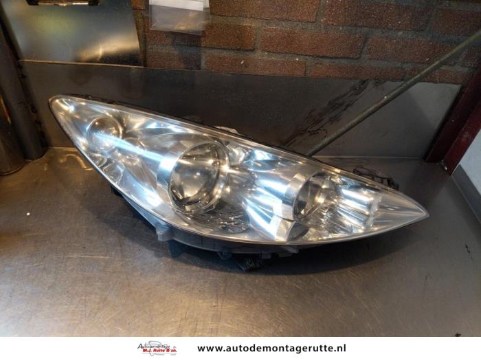 Używane Reflektor prawy Peugeot 206 (2A/C/H/J/S) 1.4 XR,XS,XT,Gentry Cena na żądanie oferowane przez Autodemontage M.J. Rutte B.V.
