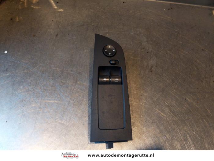 Usados Interruptor combinado de ventanillas BMW 3 serie (E92) 325i 24V Precio de solicitud ofrecido por Autodemontage M.J. Rutte B.V.