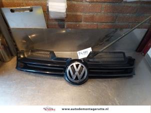 Używane Grill Volkswagen Golf V (1K1) 1.4 16V Cena € 35,00 Procedura marży oferowane przez Autodemontage M.J. Rutte B.V.