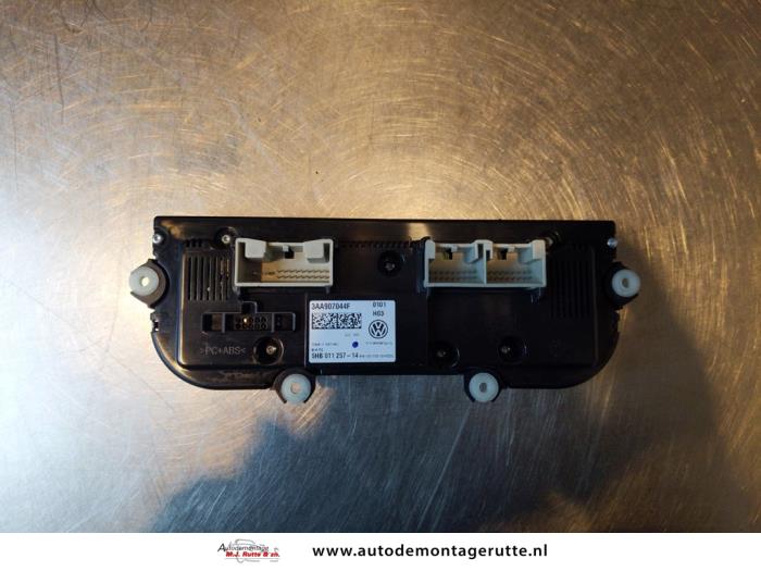 Heater control panel from a Volkswagen Passat Variant (365) 1.4 TSI 16V 2012