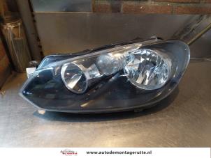 Used Headlight, left Volkswagen Golf VI (5K1) 1.4 TSI 160 16V Price € 50,00 Margin scheme offered by Autodemontage M.J. Rutte B.V.