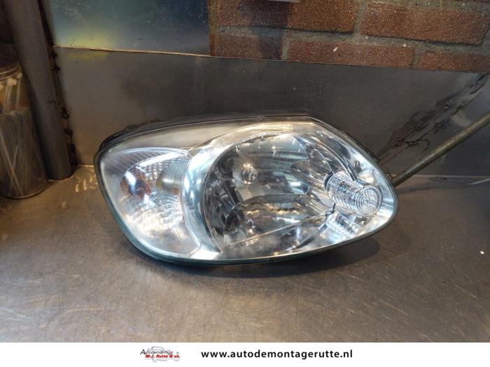 Używane Reflektor prawy Hyundai Accent 1.3 12V Cena na żądanie oferowane przez Autodemontage M.J. Rutte B.V.