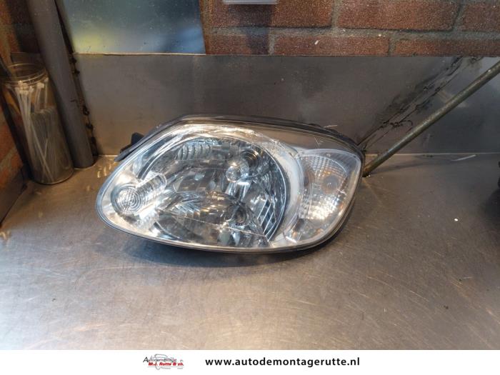 Używane Reflektor lewy Hyundai Accent 1.3 12V Cena na żądanie oferowane przez Autodemontage M.J. Rutte B.V.