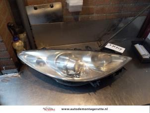 Used Headlight, right Peugeot 307 SW (3H) 1.6 16V Price on request offered by Autodemontage M.J. Rutte B.V.
