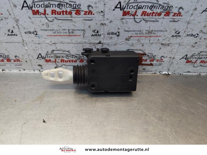 Central locking motor from a Peugeot Partner Combispace 1.6 16V 2001