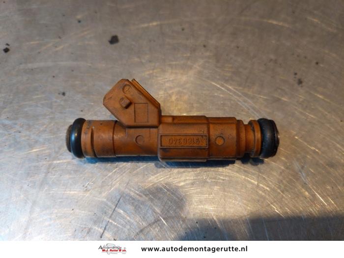 Injector (petrol injection) from a Volvo V70 (SW) 2.4 T 20V 2002