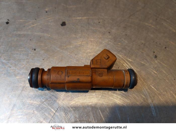 Injector (petrol injection) from a Volvo V70 (SW) 2.4 T 20V 2002