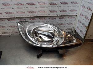 Used Headlight, right Peugeot 107 1.0 12V Price on request offered by Autodemontage M.J. Rutte B.V.