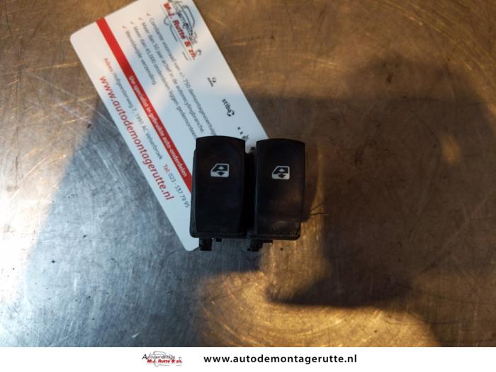 Multi-functional window switch from a Renault Clio III Estate/Grandtour (KR) 1.2 16V 75 2009