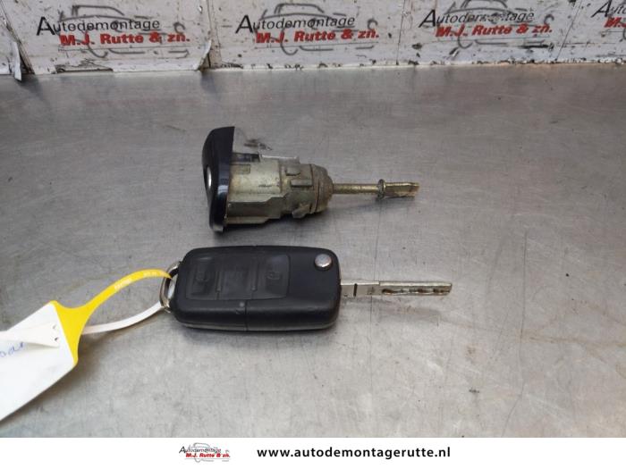Door lock cylinder, right from a Volkswagen Passat (3B3) 2.0 2001