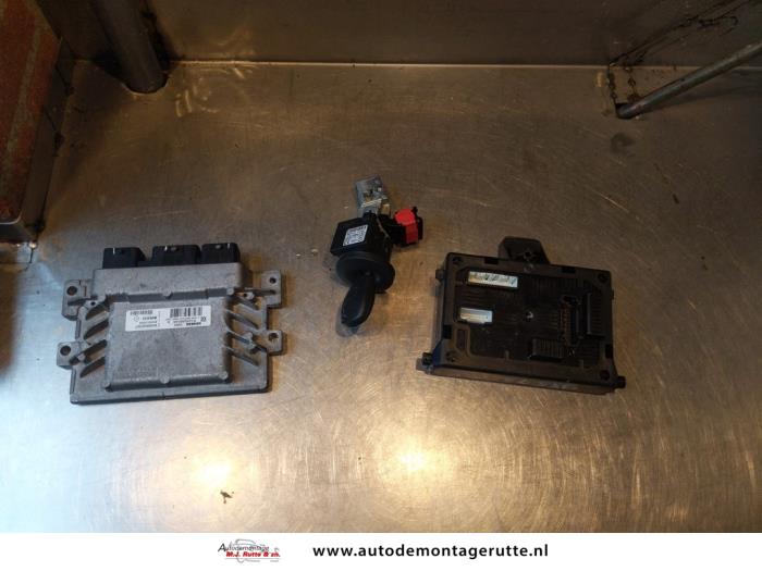 Ignition lock + computer from a Renault Clio III Estate/Grandtour (KR) 1.2 16V 75 2009