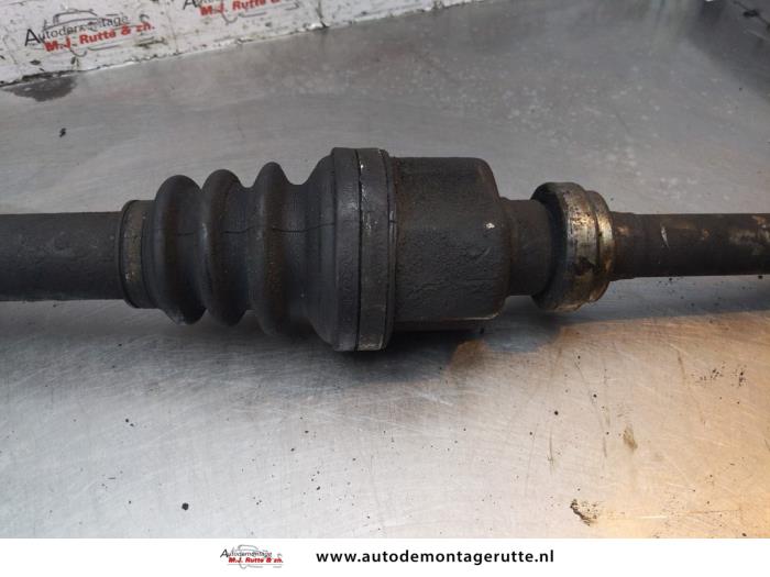 Arbre de transmission avant droit d'un Peugeot 206 (2A/C/H/J/S) 1.4 XR,XS,XT,Gentry 2000