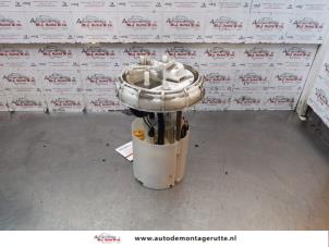 Używane Elektryczna pompa paliwa Opel Corsa D 1.0 Cena na żądanie oferowane przez Autodemontage M.J. Rutte B.V.