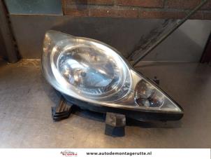 Used Headlight, right Peugeot 107 1.0 12V Price on request offered by Autodemontage M.J. Rutte B.V.