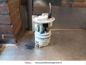 Used Electric fuel pump Renault Clio II (BB/CB) 1.4 16V Price on request offered by Autodemontage M.J. Rutte B.V.