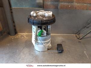 Used Electric fuel pump Renault Clio III Estate/Grandtour (KR) 1.2 16V 75 Price on request offered by Autodemontage M.J. Rutte B.V.