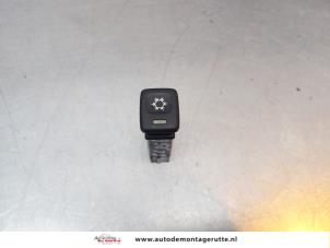 Usados Interruptor luz antiniebla Rover 25 1.6 16V Precio de solicitud ofrecido por Autodemontage M.J. Rutte B.V.