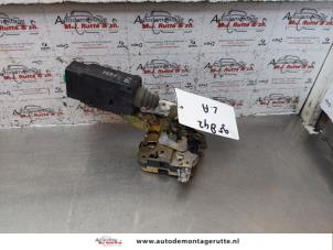 Used Rear door lock mechanism 4-door, left Volvo V40 (VW) 1.8 16V Price on request offered by Autodemontage M.J. Rutte B.V.