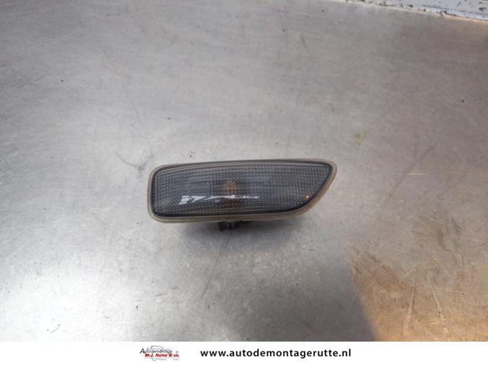 Używane Kierunkowskaz prawy Volvo XC90 I 2.9 T6 24V Cena € 10,00 Procedura marży oferowane przez Autodemontage M.J. Rutte B.V.