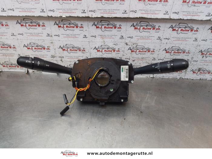 Usados Interruptor combinado columna de dirección Citroen C2 (JM) 1.1 Precio € 50,00 Norma de margen ofrecido por Autodemontage M.J. Rutte B.V.