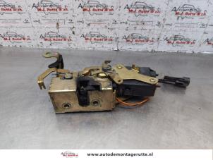 Used Door lock mechanism 2-door, left Smart Fortwo Coupé (450.3) 0.7 Price on request offered by Autodemontage M.J. Rutte B.V.
