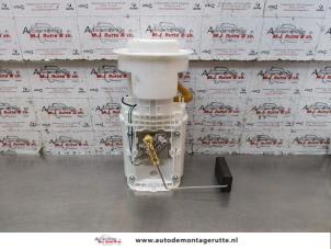 Used Electric fuel pump Volkswagen Polo III (6N1) 1.0i 50 Price on request offered by Autodemontage M.J. Rutte B.V.