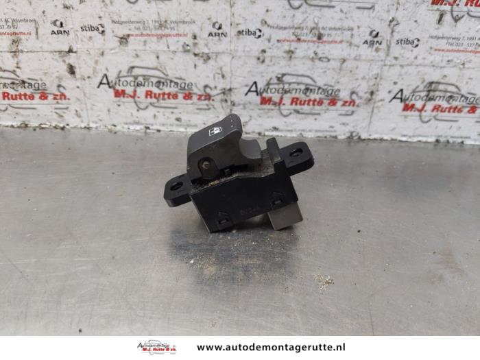 Electric window switch from a SsangYong Kyron 2.0 200 Xdi 16V 4x2 2006