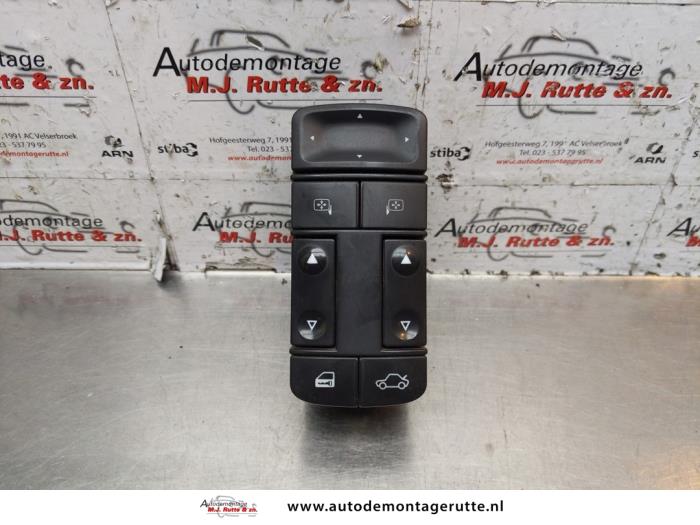 Usados Interruptor combinado de ventanillas Opel Vectra C 1.8 16V Precio € 25,00 Norma de margen ofrecido por Autodemontage M.J. Rutte B.V.
