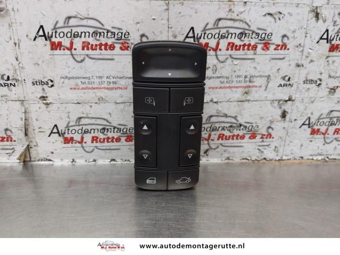 Usados Interruptor combinado de ventanillas Opel Vectra C GTS 1.8 16V Precio € 25,00 Norma de margen ofrecido por Autodemontage M.J. Rutte B.V.