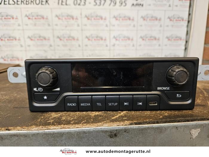 Radio d'un Mercedes-Benz Sprinter 5t (907.6) 519 CDI 3.0 V6 24V RWD 2022