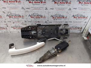 Used Door handle 2-door, left Seat Ibiza IV SC (6J1) 1.4 TDI Price on request offered by Autodemontage M.J. Rutte B.V.