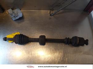Used Front drive shaft, right Renault Clio II (BB/CB) 1.4 16V Price on request offered by Autodemontage M.J. Rutte B.V.