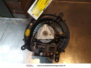 Used Heating and ventilation fan motor Mercedes S (W220) 3.2 S-320 CDI 24V Price on request offered by Autodemontage M.J. Rutte B.V.