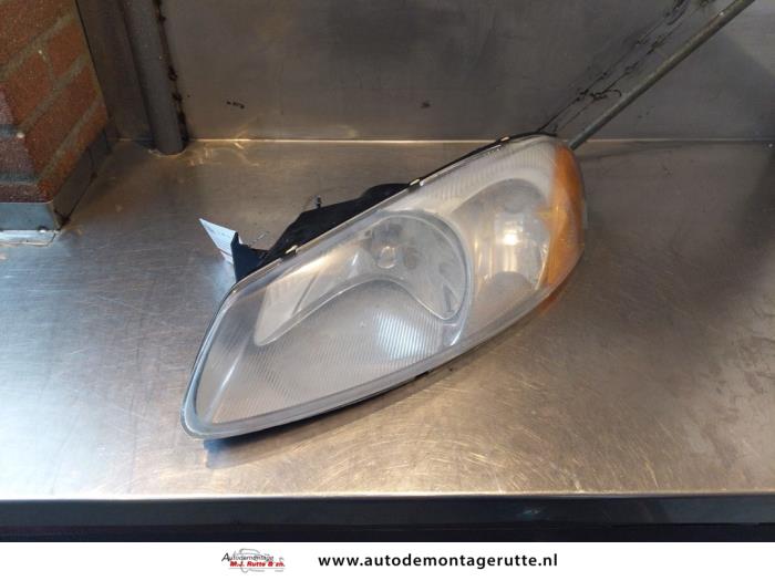Używane Reflektor lewy Chrysler Sebring (JR) 2.7 V6 24V Cena na żądanie oferowane przez Autodemontage M.J. Rutte B.V.