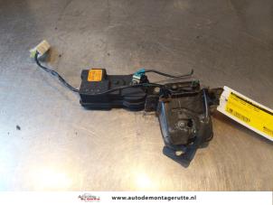 Used Tailgate lock mechanism Hyundai Coupe 2.0i 16V CVVT Price on request offered by Autodemontage M.J. Rutte B.V.